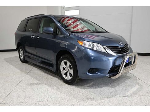 Used 2013 Toyota Sienna LE FWD image 3