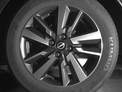 Used 2025 Nissan Versa SV image 11