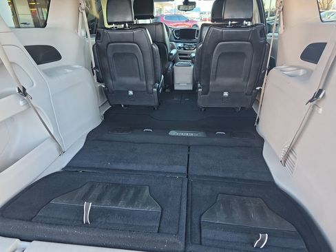 Used 2023 Chrysler Pacifica Touring-L image 18