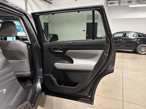 Used 2024 Toyota Highlander XLE AWD/4WD image 45