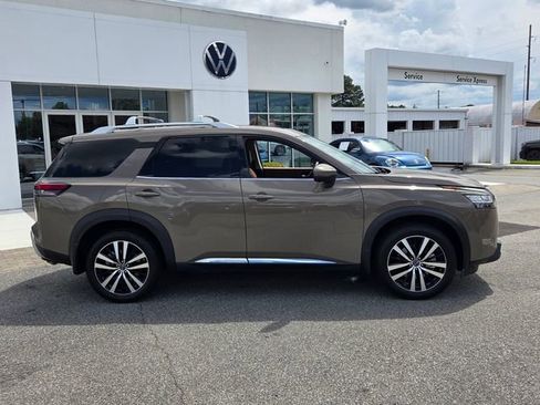 Used 2024 Nissan Pathfinder Platinum w/ Black Appearance Package AWD/4WD image 16