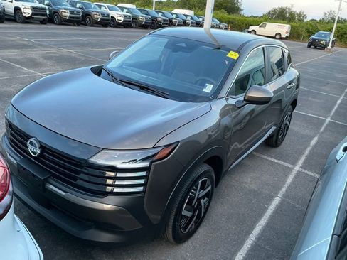 Used 2025 Nissan Kicks SV FWD image 2