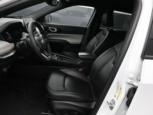 Used 2025 Jeep Compass Limited image 35