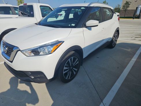 Used 2018 Nissan Kicks SV w/ Exterior Electronics Package FWD image 2