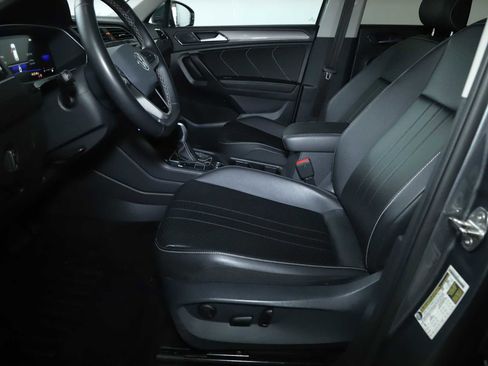 Certified 2024 Volkswagen Tiguan SE w/ Panoramic Sunroof Package AWD/4WD image 19