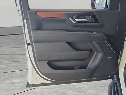 Used 2025 GMC Yukon Denali image 27