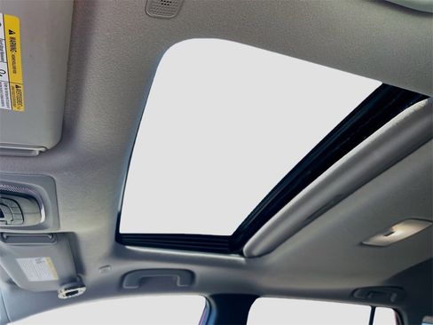 Used 2023 Toyota Corolla Cross XLE image 18