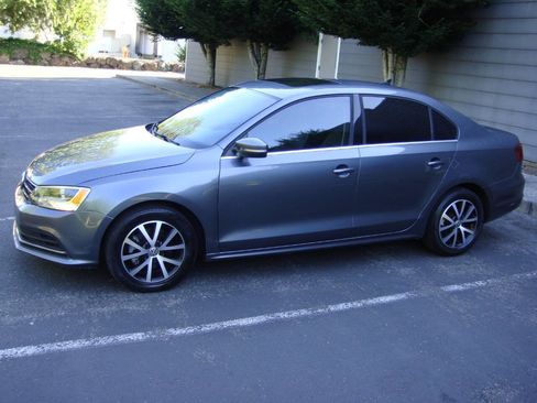 Used 2017 Volkswagen Jetta SE FWD image 1