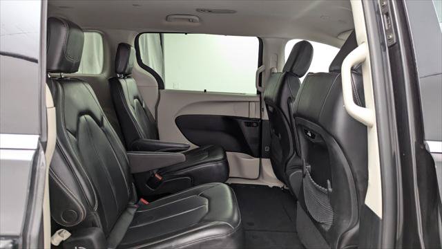 Used 2023 Chrysler Pacifica Touring-L FWD image 21