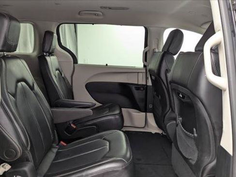 Used 2023 Chrysler Pacifica Touring-L FWD image 21