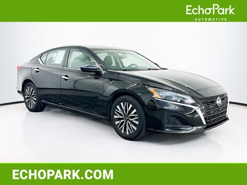 Used 2025 Nissan Altima 2.5 SV image 1