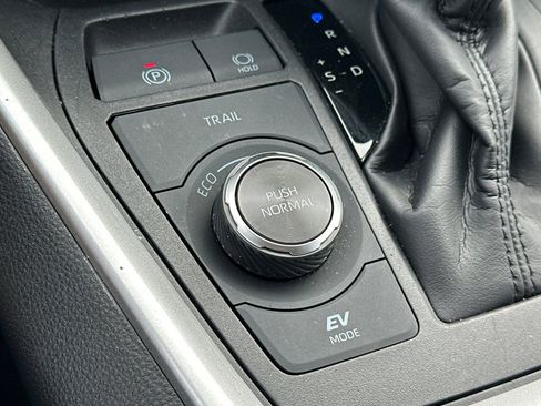 Certified 2025 Toyota RAV4 LE AWD/4WD image 33