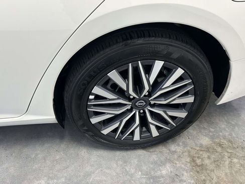 Used 2025 Nissan Altima 2.5 SV FWD image 9