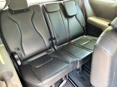 Used 2025 Kia Carnival FWD image 28