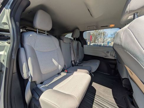 Used 2025 Toyota Sienna LE FWD image 30
