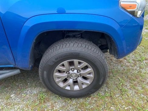 Used 2017 Toyota Tacoma SR5 w/ Tow Package RWD image 9