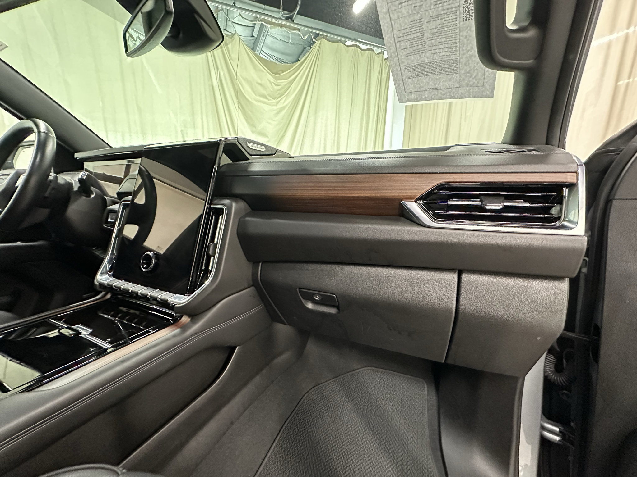 Certified 2025 GMC Yukon Denali AWD/4WD image 17