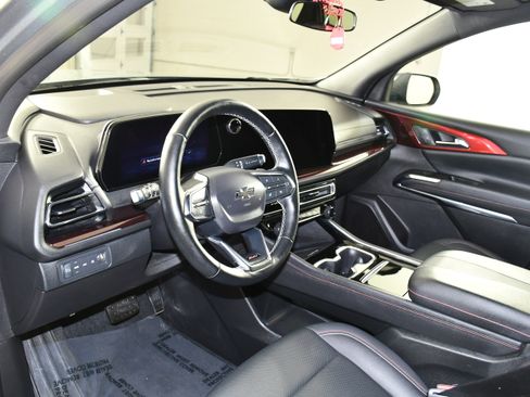 Used 2025 Chevrolet Traverse Z71 image 2