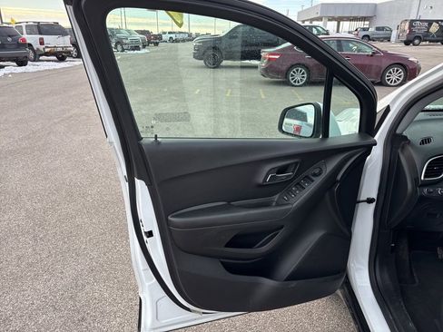 Used 2022 Chevrolet Trax LT w/ LT Convenience Package image 23