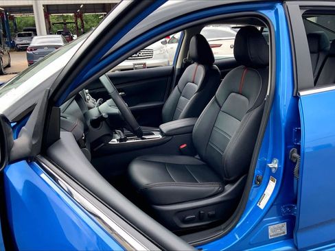 Used 2025 Nissan Sentra SR w/ SR Premium Package FWD image 8