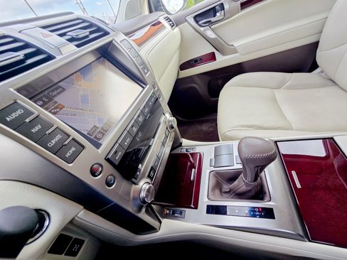 Used 2019 Lexus GX 460 Premium w/ Premium Package image 23