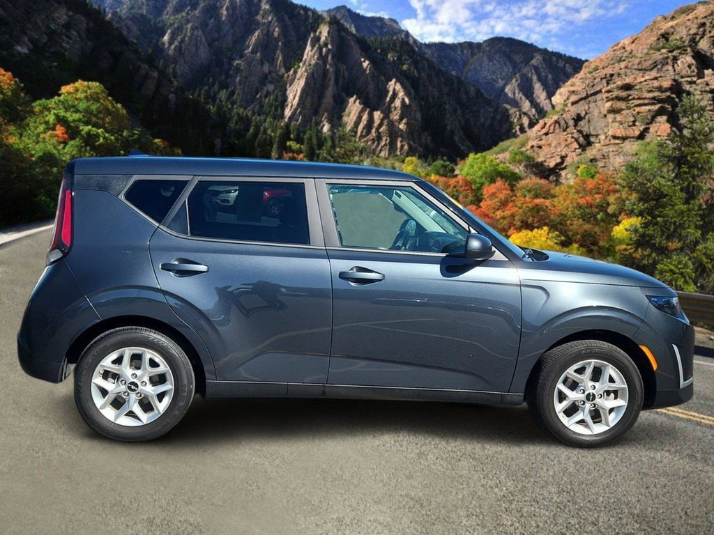 Used 2025 Kia Soul LX w/ LX Technology Package FWD image 2
