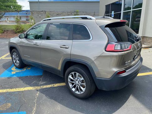 Used 2019 Jeep Cherokee Latitude Plus AWD/4WD image 3