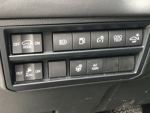 Used 2024 Toyota Sequoia Platinum image 9