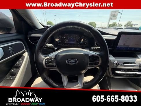 Used 2022 Ford Explorer XLT w/ Equipment Group 202A AWD/4WD image 17