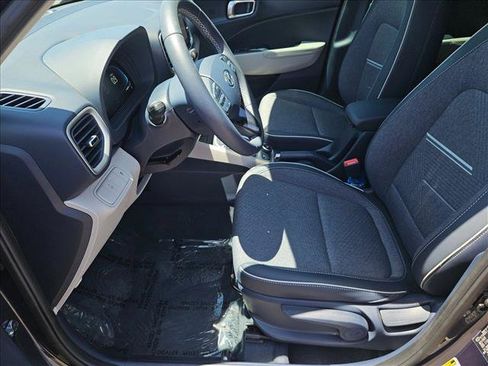 Used 2025 Hyundai Venue Limited FWD image 18