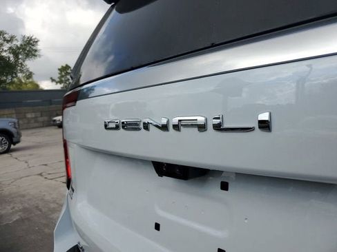 New 2026 GMC Yukon Denali w/ Denali Reserve Package AWD/4WD image 9