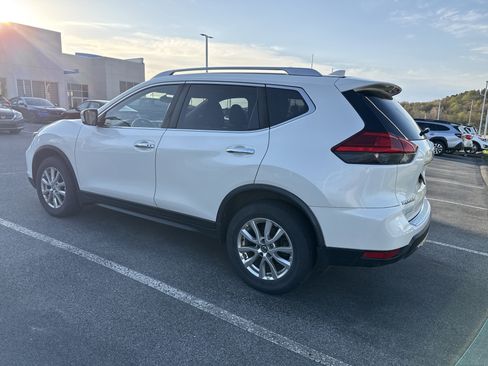 Used 2017 Nissan Rogue SV AWD/4WD image 4