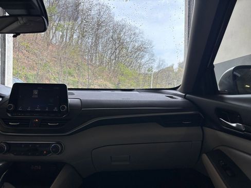 Used 2025 Nissan Altima 2.5 SV FWD image 37