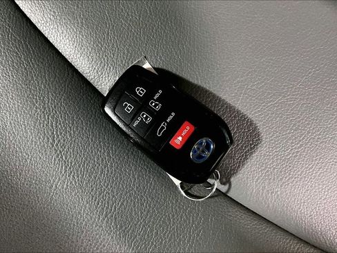 Used 2023 Toyota Sienna XLE w/ XLE Plus Package FWD image 32