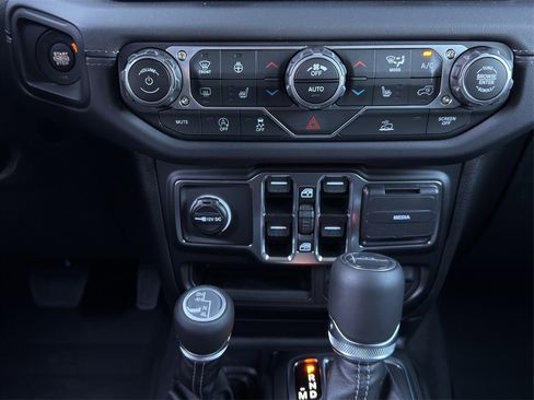 New 2025 Jeep Gladiator Sport image 15