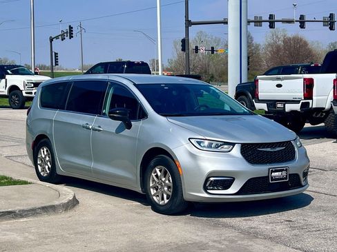 Used 2024 Chrysler Pacifica Touring-L image 7