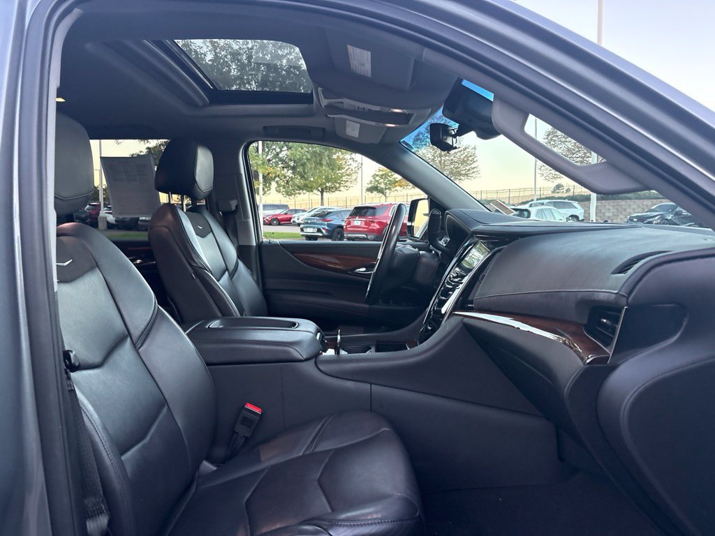 Used 2019 Cadillac Escalade Luxury AWD/4WD image 26