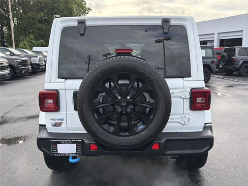 Used 2022 Jeep Wrangler Unlimited Sahara w/ Cold Weather Group AWD/4WD image 7