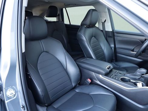 Used 2023 Toyota Highlander XLE image 25
