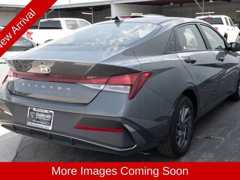 Used 2024 Hyundai Elantra SEL FWD image 3