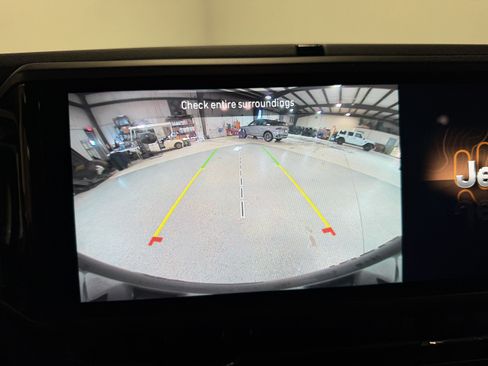 Used 2025 Jeep Wrangler Unlimited Sahara image 13