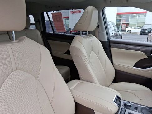 Used 2021 Toyota Highlander Limited image 18