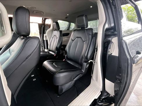 Used 2023 Chrysler Pacifica Touring-L FWD image 20