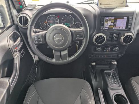 Used 2018 Jeep Wrangler Unlimited Sahara w/ Connectivity Group AWD/4WD image 15