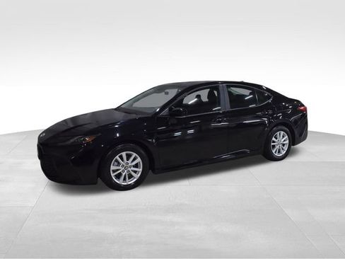 Used 2025 Toyota Camry LE FWD image 4
