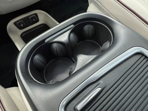 Used 2019 Chrysler Pacifica Limited image 33