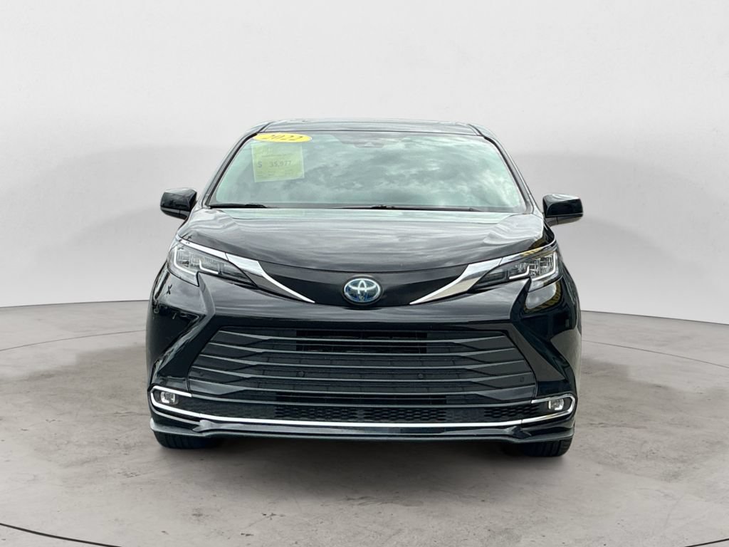 Used 2022 Toyota Sienna XLE FWD image 2