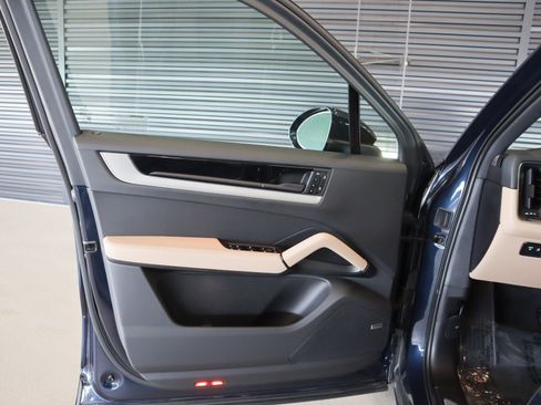 Certified 2025 Porsche Cayenne image 21