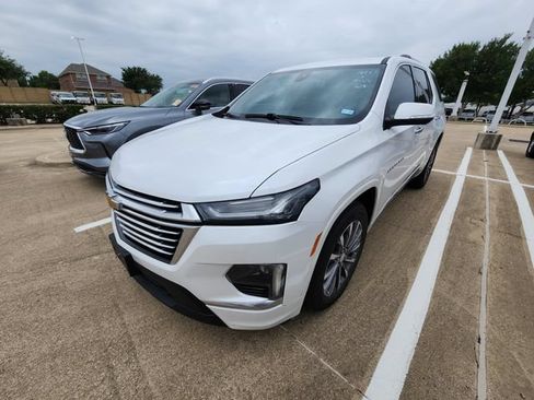 Used 2023 Chevrolet Traverse Premier FWD image 3