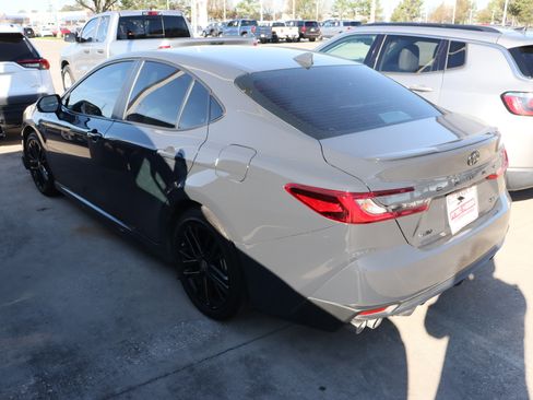 Used 2025 Toyota Camry SE image 7